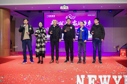 表演和抽獎結束，敬酒！之后是晚宴時間。