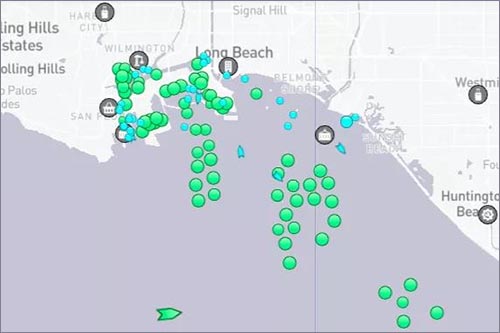 南加州附近港口海上，等<br />
待靠泊的集裝箱船在30艘以上