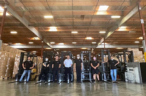 海外倉(cāng)設(shè)備齊全，自有卡車車隊(duì)，大中小卡車20多輛。滿足各種訂單卡派需求