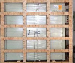 實(shí)重超過50kg或任一邊超150cm的木架木箱要求打托，且卡腳托高&ge;10cm托盤必須四面開口且盡量做包邊處理，方便叉車裝卸貨物。